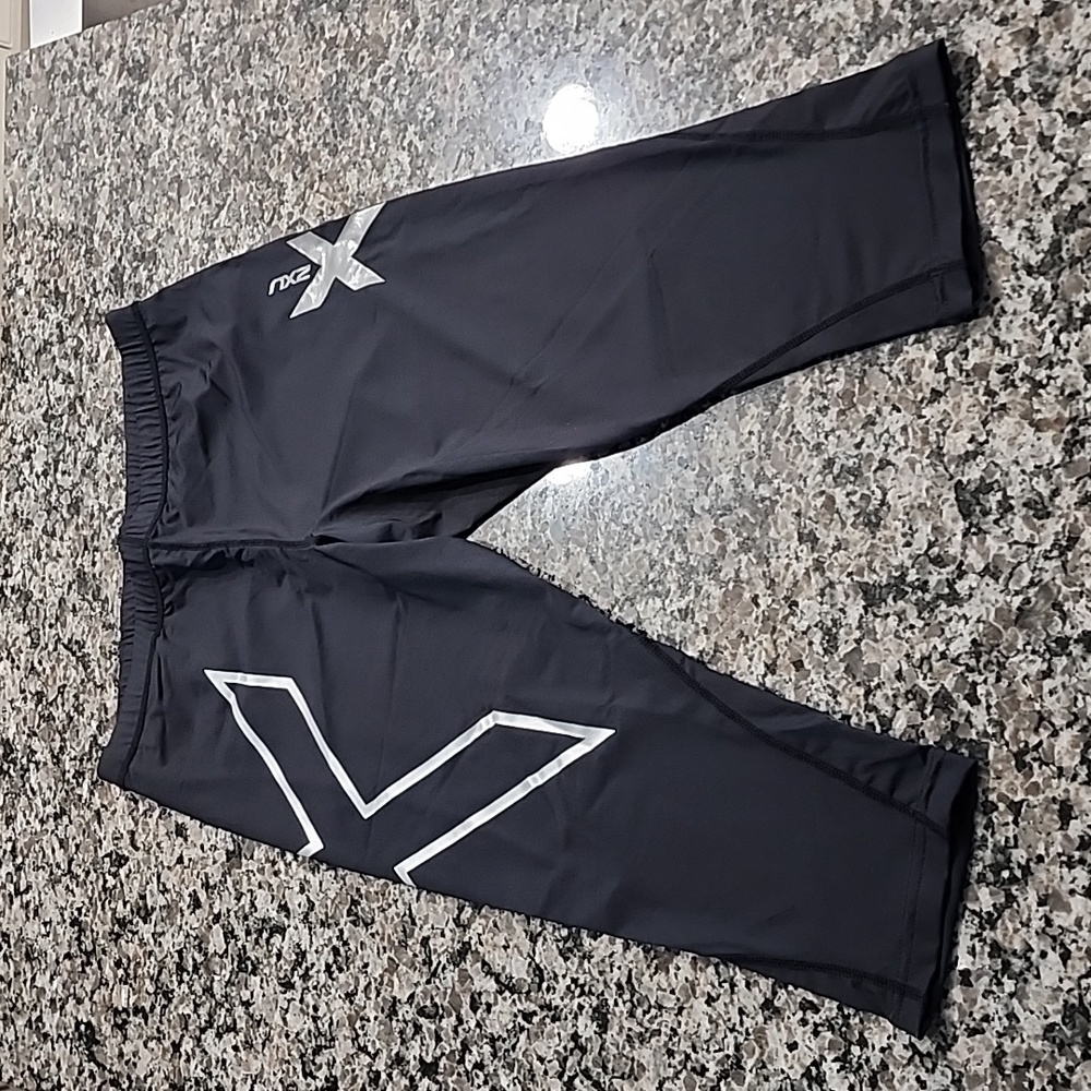 WXU Black mid/rise capri compression leggings
